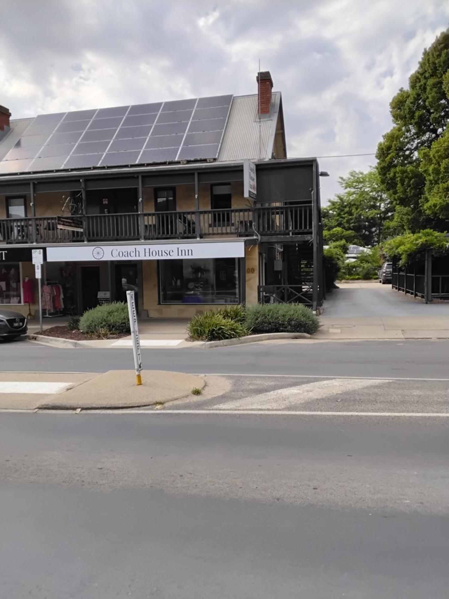 Coach House Inn Bright Esterno foto