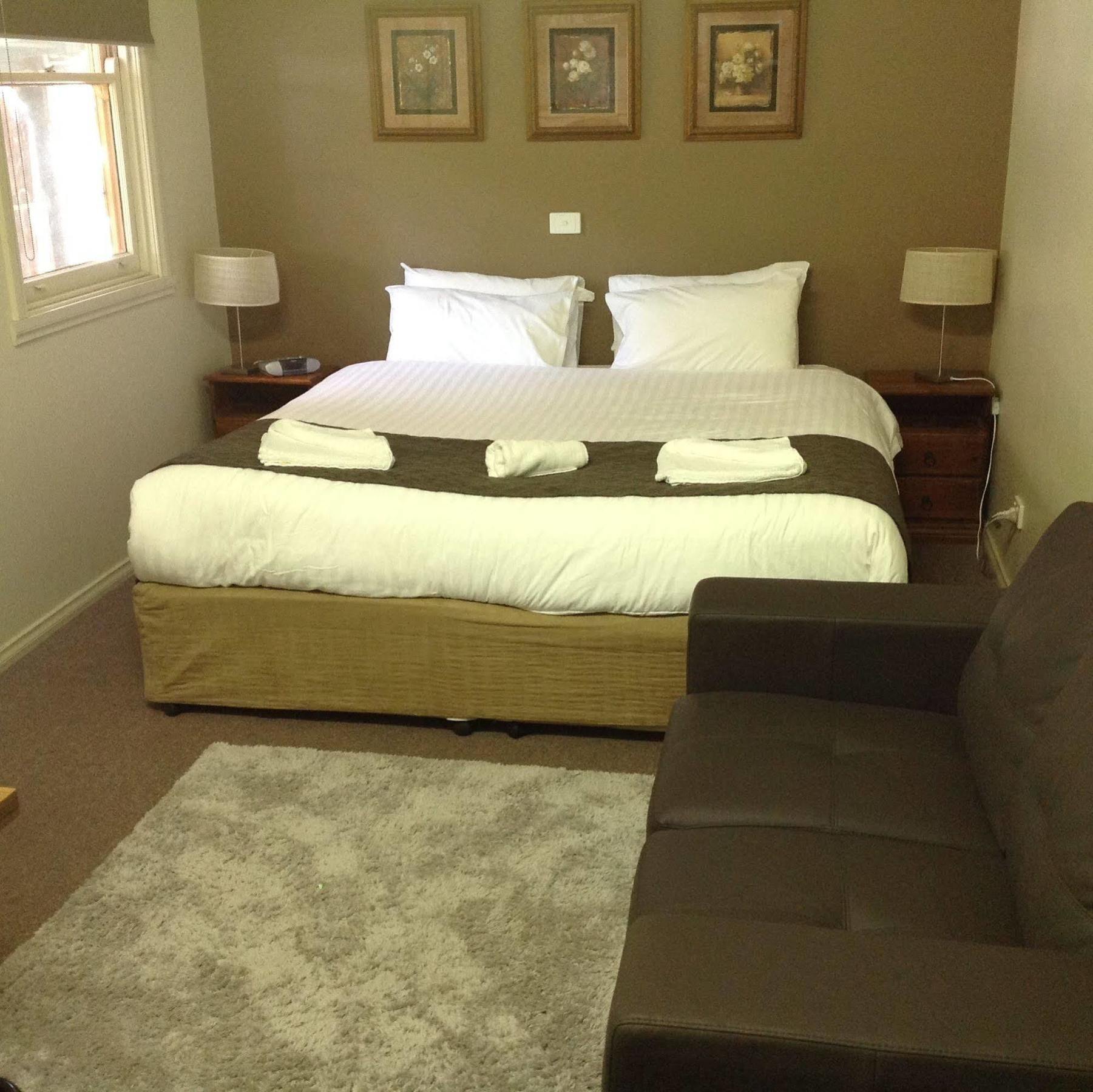 Coach House Inn Bright Esterno foto
