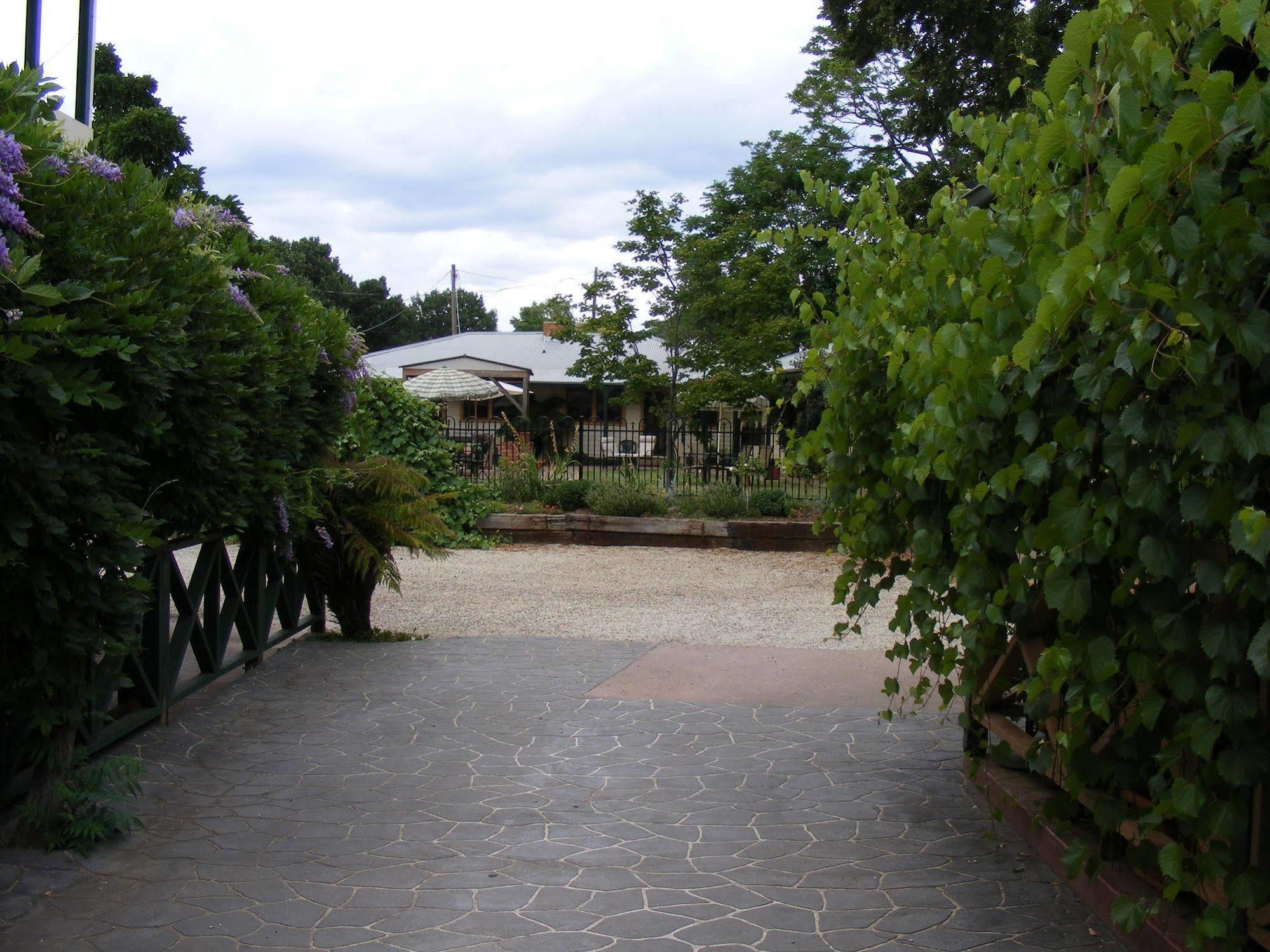 Coach House Inn Bright Esterno foto